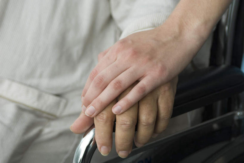 西方人,两个人,医生,病人,医院,坐,摸,横图,俯视,室内,白天,欧洲,欧洲人,抚摸,轮椅,医护人员,医疗人员,搭,安慰,白大褂,医疗机构,老年男性,男人,男性,年轻女性,女人,女性,白种人,大夫,患者,就医者,触摸,接触,坐着,半身,彩图,高角度拍摄,病院,诊所