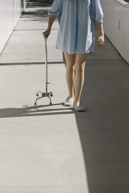 西方人,一个人,病人,医院,走,竖图,室外,白天,正面,欧洲,欧洲人,仅一个年轻女性,仅一个女性,仅一个人,握,阴影,光线,影子,走廊,拿,拿着,阳光,握着,助行器,医疗机构,年轻女性,女人,女性,白种人,患者,就医者,步行,散步,走路,半身,彩图,病院,诊所