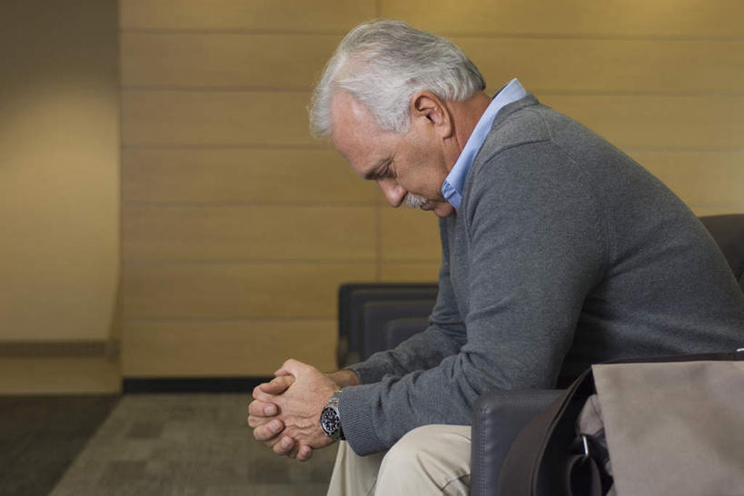 西方人,一个人,病人,医院,坐,横图,室内,白天,侧面,沙发,欧洲,欧洲人,仅一个男性,仅一个人,墙,十指相扣,墙壁,墙面,听诊器,低头,手势,仅一个老年男性,医疗设备,布艺沙发,作揖,医疗机构,拱手,老年男性,男人,男性,白种人,患者,就医者,坐着,半身,彩图,病院,诊所