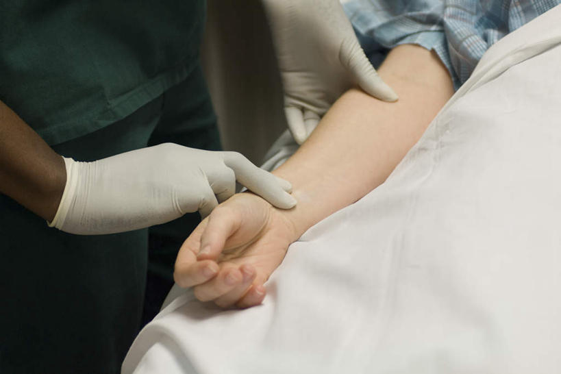 西方人,手,两个人,医生,病人,医院,站,躺,横图,俯视,室内,白天,床,欧洲,非洲,黑人,欧洲人,床单,被子,站着,医护人员,医疗人员,手部,单人床,被单,把脉,医疗机构,卧着,年轻女性,女人,女性,白种人,非洲人,大夫,患者,就医者,躺着,卧,站立,半身,彩图,高角度拍摄,病院,诊所