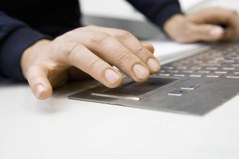 西方人,手,一个人,技术人员,工厂,站,横图,俯视,室内,特写,白天,机器,欧洲,欧洲人,仅一个男性,仅一个人,织布机,仅一个年轻男性,站着,手部,纺织厂,操控,控制面板,男人,男性,年轻男性,白种人,技术员,站立,半身,彩图,高角度拍摄,工地,制造厂