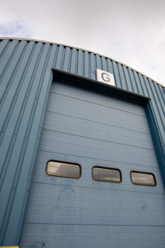 无人,工厂,竖图,室外,白天,仰视,云,云朵,集装箱,云彩,货柜,蓝色,白云,蓝天,天空,箱子,天,运输,晴朗,物流,晴空,彩图,低角度拍摄,工地,制造厂