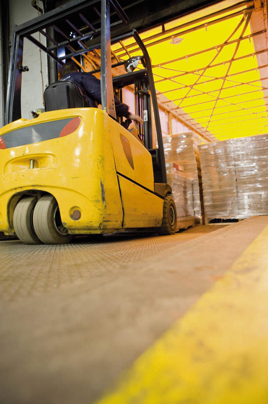 西方人,一个人,技术人员,工厂,坐,竖图,室内,白天,仰视,卡车,欧洲,欧洲人,仅一个男性,仅一个人,仅一个中年男性,许多,集装箱,货柜,车,箱子,交通工具,开车,运输,叠放,集装箱车,货车,货运车,物流,男人,男性,中年男性,白种人,载重汽车,技术员,坐着,半身,彩图,低角度拍摄,工地,制造厂