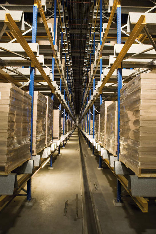 无人,工厂,竖图,室内,白天,仰视,高架,集装箱,货柜,架子,箱子,叠加,运输,叠放,物流,彩图,低角度拍摄,工地,制造厂