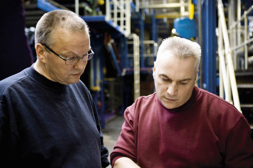 两个人,同事,技术人员,工厂,站,横图,室内,白天,正面,成功,合作,团队,集体,信心,眼镜,高架,集装箱,注视,货柜,队伍,架子,箱子,看,站着,叠加,运输,叠放,观看,领导,成就,关注,合伙,领袖,物流,远视眼镜,老年男性,老年女性,男人,男性,女人,女性,技术员,站立,半身,彩图,工地,制造厂