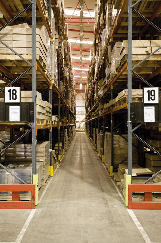 无人,工厂,竖图,室内,白天,仰视,地板,数字,纸箱,房顶,地面,仓库,木地板,架子,箱子,叠加,叠放,包装箱,彩图,低角度拍摄,工地,制造厂