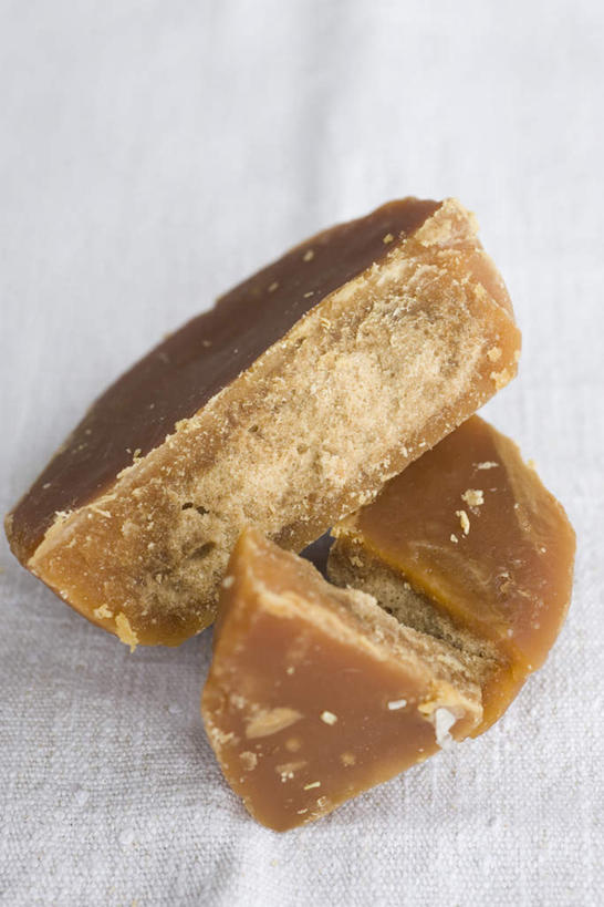 无人,竖图,俯视,室内,白天,餐桌,桌子,静物,破碎,食品,糖,糖果,甜点,甜品,抹布,桌布,食物,一个,灰色,甜食,摄影,影棚,单个,餐台,彩图,高角度拍摄,影棚拍摄,拍摄