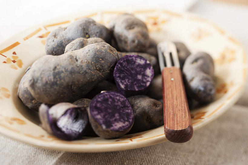 无人,横图,俯视,室内,白天,桌子,蔬菜,餐具,一堆,许多,堆叠,堆积,新鲜,碟子,盘,食品,刀具,食物,紫色,盘子,碟,刀,有机食品,绿色食品,堆,紫土豆,彩图,高角度拍摄,匕首