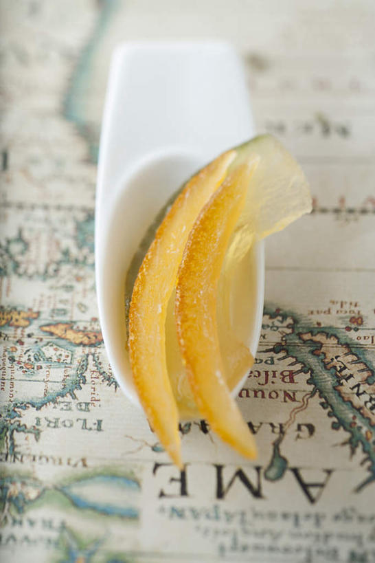 无人,竖图,室内,特写,白天,正面,道路,柑橘,静物,餐具,地图,两片,信息,碟子,盘,片,交通,方向,一个,黄色,盘子,碟,摄影,影棚,单个,引导,指引,橘子,桔子,橙子,橙,彩图,影棚拍摄,拍摄,导航