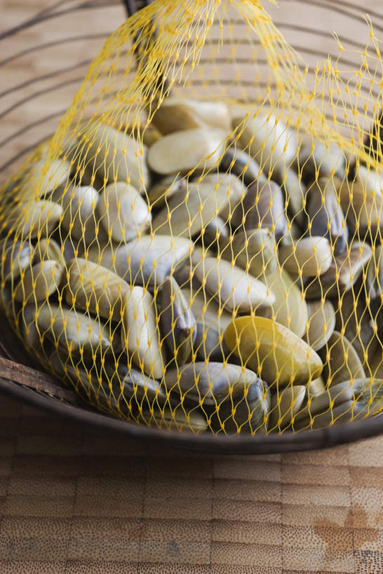海鲜,无人,竖图,俯视,室内,特写,白天,地板,静物,一堆,许多,堆叠,堆积,地面,网袋,蛤蜊,水产,木地板,海洋生物,碗,蛤,摄影,影棚,堆,水生动物,海产品,水生物,海底动物,蛤仔,彩图,高角度拍摄,影棚拍摄,拍摄