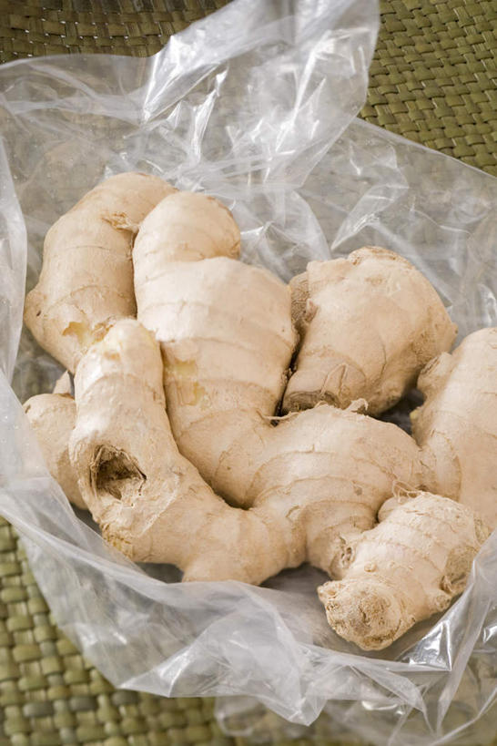 无人,竖图,俯视,室内,特写,白天,桌子,姜,静物,一堆,许多,堆叠,堆积,包装纸,布料,布纹,桌布,餐巾,台布,摄影,影棚,堆,塑料纸,生姜,老姜,彩图,高角度拍摄,影棚拍摄,拍摄