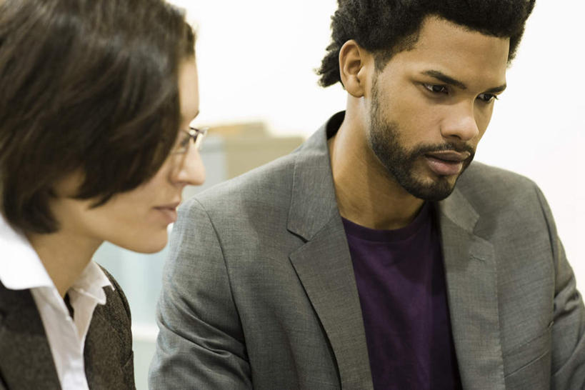 西方人,两个人,同事,商务人士,商务男性,商务女性,坐,横图,室内,白天,侧面,衬衫,成功,合作,团队,集体,信心,欧洲,欧洲人,套装,开会,会议,材料,档案,文件,眼镜,墙,注视,队伍,墙壁,墙面,资料,看,观看,领导,成就,关注,文档,商务装,合伙,领袖,近视眼镜,工薪阶层,男人,男性,年轻男性,年轻女性,女人,女性,白种人,白领,上班族,坐着,半身,彩图,衬衣