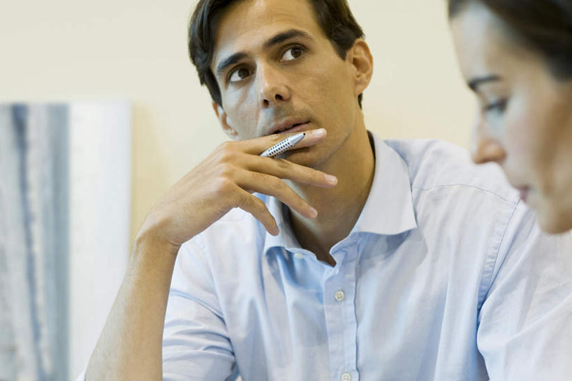 西方人,两个人,商务人士,商务男性,商务女性,坐,横图,室内,白天,侧面,衬衫,欧洲,欧洲人,撑,握,套装,开会,会议,笔,材料,档案,文件,墙,办公用品,拿,拿着,托腮,注视,墙壁,墙面,文具,学习用品,资料,看,托,握着,观看,文具用品,关注,托下巴,文档,商务装,工薪阶层,男人,男性,年轻男性,年轻女性,女人,女性,白种人,白领,上班族,坐着,半身,彩图,衬衣