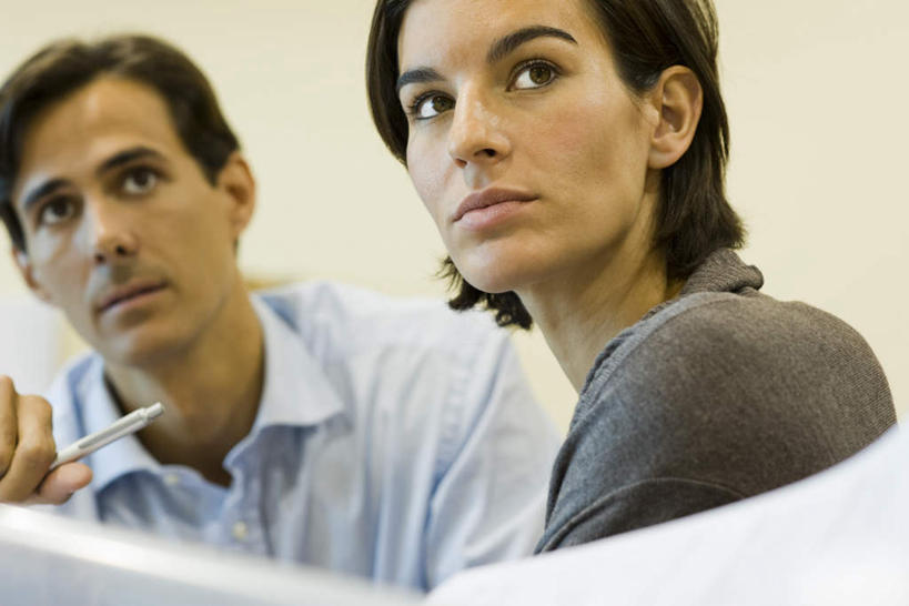 西方人,两个人,商务人士,商务男性,商务女性,坐,横图,室内,白天,侧面,衬衫,欧洲,欧洲人,套装,笔,材料,档案,文件,墙,办公用品,注视,墙壁,墙面,文具,学习用品,资料,看,转身,观看,文具用品,关注,文档,商务装,工薪阶层,男人,男性,年轻男性,年轻女性,女人,女性,白种人,白领,上班族,坐着,半身,彩图,衬衣