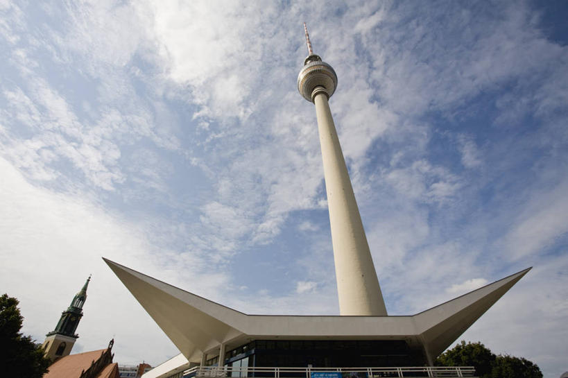 无人,高楼大厦,横图,室外,白天,仰视,旅游,度假,办公楼,标志建筑,大厦,地标,建筑,摩天大楼,写字楼,德国,欧洲,阴影,光线,影子,云,云朵,首都,云彩,娱乐,建设,柏林,蓝色,白云,蓝天,天空,阳光,楼宇,天,享受,休闲,旅游胜地,商务楼,放松,晴朗,西欧,电视塔,德意志联邦共和国,柏林州,柏林电视塔,亚历山大广场,晴空,彩图,低角度拍摄,大楼,高层建筑,高楼,摩天楼,米特区