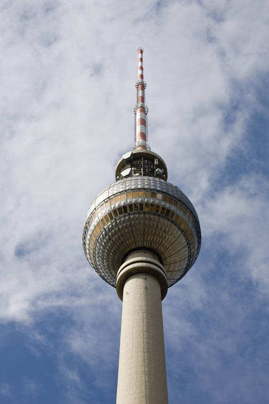 无人,竖图,室外,白天,仰视,旅游,度假,标志建筑,地标,建筑,德国,欧洲,阴影,光线,影子,云,云朵,首都,云彩,娱乐,建设,柏林,蓝色,白云,蓝天,天空,阳光,天,享受,休闲,旅游胜地,放松,晴朗,西欧,电视塔,德意志联邦共和国,柏林州,柏林电视塔,亚历山大广场,晴空,彩图,低角度拍摄,米特区