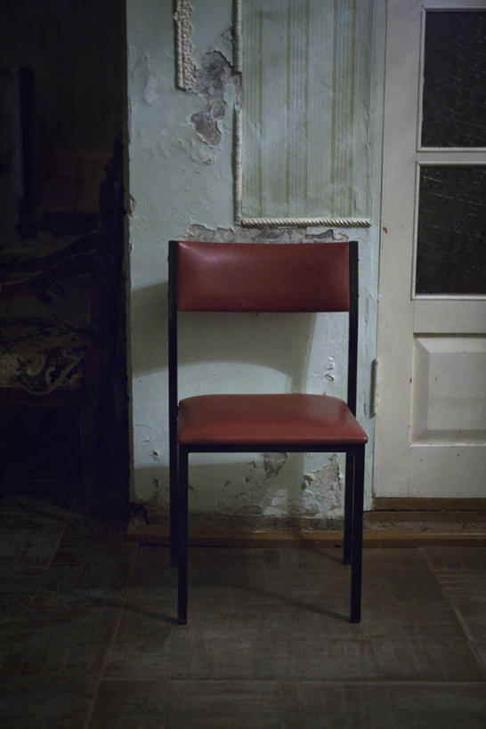 无人,家,竖图,室内,白天,正面,椅子,乌兹别克斯坦,亚洲,阴影,反射,影子,房屋,墙,屋子,楼房,墙壁,墙面,住宅,红色,白色,中亚,乌兹别克斯坦共和国,撒马尔罕,撒马尔罕州,彩图,房子