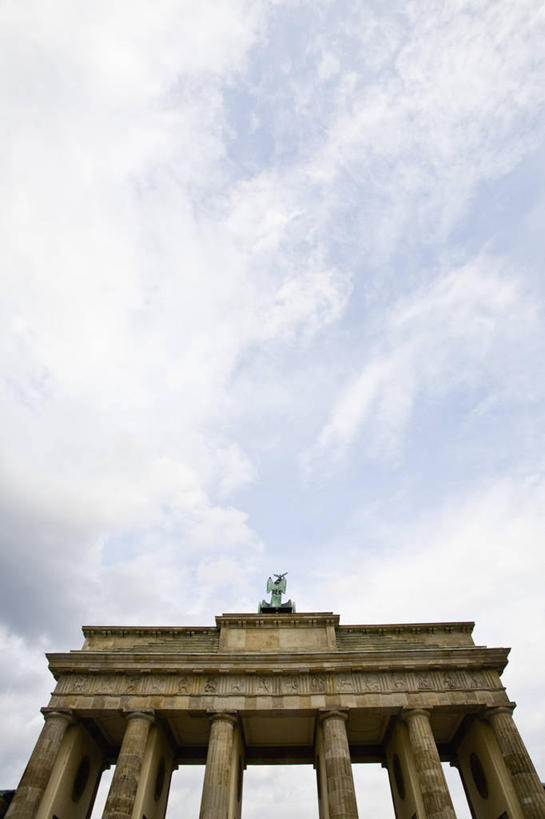 无人,竖图,室外,白天,仰视,旅游,度假,石头,标志建筑,地标,建筑,雕塑,德国,欧洲,一排,阴影,艺术,整齐,装饰,光线,雕刻,雕像,石子,影子,柱子,云,云朵,首都,云彩,娱乐,建设,柏林,勃兰登堡门,排列,蓝色,白云,蓝天,天空,阳光,工艺品,天,享受,休闲,旅游胜地,放松,晴朗,纪念,美术,西欧,队列,主题,陈列,德意志联邦共和国,功能,美学,柏林州,石块,岩石,晴空,彩图,低角度拍摄