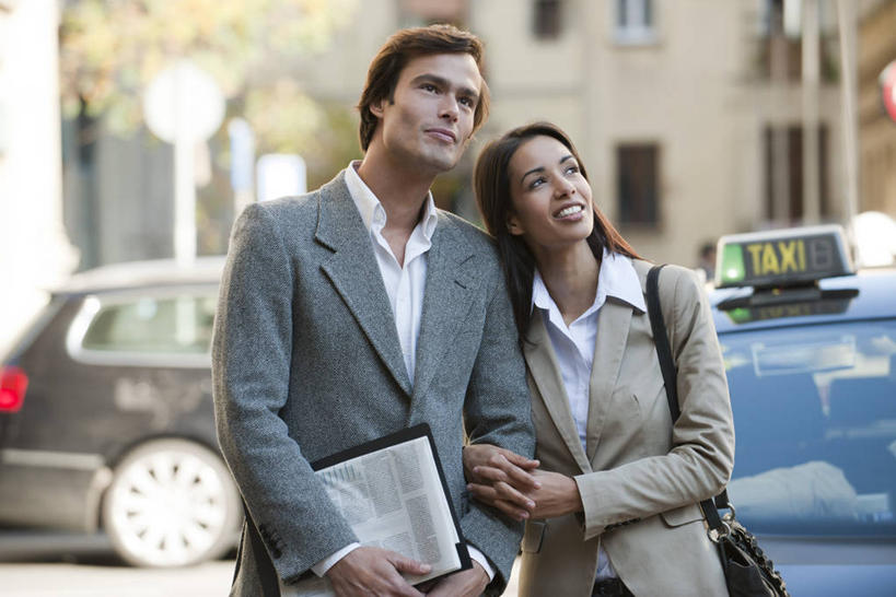 西方人,中年人,两个人,家庭,夫妻,家,站,笑,微笑,露齿笑,横图,室外,白天,正面,爱情,度假,阅读,美景,城市风光,城市,道路,路,公路,出租车,汽车,报纸,西班牙,欧洲,巴塞罗那,欧洲人,勾,挽,握,学习,阴影,服装,朦胧,模糊,光线,包,皮包,影子,房屋,屋子,景观,公寓,交通,浪漫,拿,拿着,注视,休闲装,娱乐,洋房,楼房,住宅,车,衣服,阳光,交通工具,轿车,观察,看,站着,享受,休闲,温暖,温馨,一家人,休闲服,景色,恩爱,放松,勾着,浏览,握着,恋人,服饰,观看,单肩包,和睦,察看,关注,南欧,载具,的士,计程车,挽着,首府,加泰罗尼亚,西班牙王国,男人,男性,女人,女性,中年男性,中年女性,白种人,夫妇,情侣,马路,站立,半身,彩图,房子,伴侣,融洽