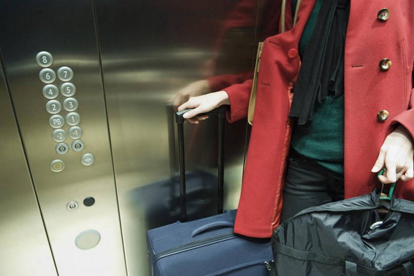 西方人,一个人,商务人士,商务女性,站,横图,俯视,室内,白天,零件,电路,电梯,欧洲,欧洲人,仅一个年轻女性,仅一个女性,仅一个人,一排,关闭,握,阴影,套装,整齐,并列,并排,反射,影子,运输工具,拿,拿着,开关,排列,两个,按钮,容器,箱子,打开,站着,握着,升降梯,储藏,开启,药箱,储存,队列,商务装,平行,工薪阶层,闭合,年轻女性,女人,女性,白种人,白领,上班族,站立,半身,彩图,高角度拍摄,贮存,升降设备