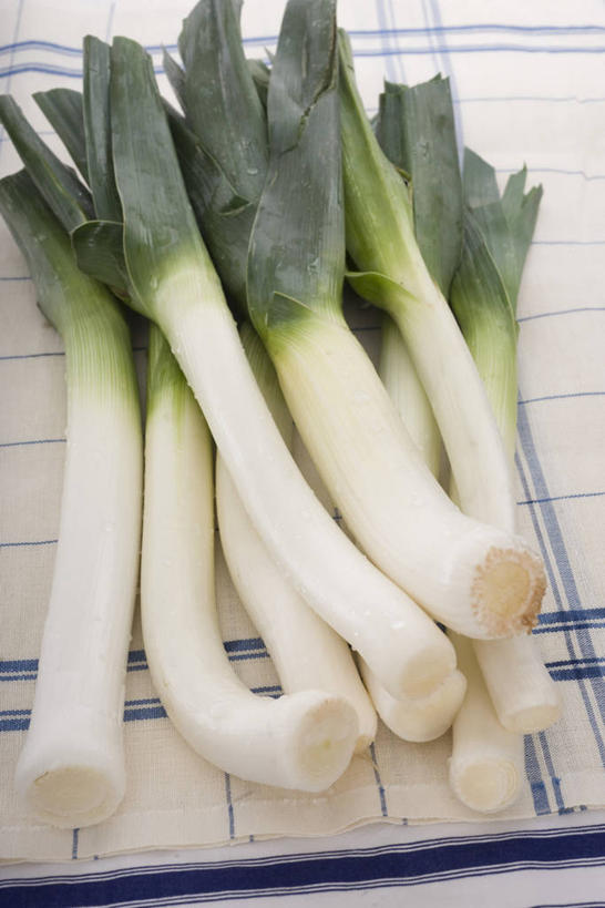 无人,竖图,俯视,室内,特写,白天,水,餐桌,桌子,蔬菜,一堆,许多,阴影,堆叠,堆积,朦胧,模糊,新鲜,反射,液体,影子,水滴,葱,青葱,食品,很多,食物,绿色,白色,有机食品,绿色食品,餐台,堆,韭葱,彩图,高角度拍摄