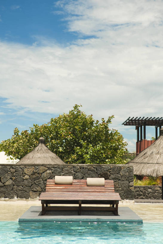 无人,体育馆,游泳池,竖图,室外,白天,正面,旅游,度假,美景,水,植物,椅子,法国,欧洲,阴影,光线,影子,墙,躺椅,景观,水池,水面,云,云朵,云彩,娱乐,泳池,墙壁,墙面,树,树木,蓝色,绿色,白云,蓝天,天空,阳光,自然,天,享受,休闲,景色,放松,生长,晴朗,成长,沙滩椅,游泳馆,自然风光,法兰西共和国,法兰西第五共和国,留尼汪,留尼汪岛,晴空,彩图