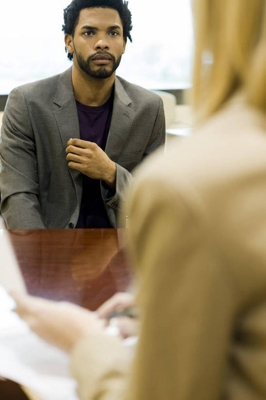 西方人,背部,两个人,商务人士,商务男性,商务女性,办公室,坐,竖图,室内,白天,正面,衬衫,家具,桌子,椅子,欧洲,非洲,黑人,欧洲人,阴影,套装,朦胧,模糊,反射,材料,档案,文件,影子,办公桌,注视,会议椅,资料,观察,看,观看,面试,办公椅,察看,书写,关注,文档,商务装,工薪阶层,办公家具,商务椅,培训椅,誊写,男人,男性,年轻男性,年轻女性,女人,女性,白种人,非洲人,白领,上班族,坐着,半身,彩图,衬衣