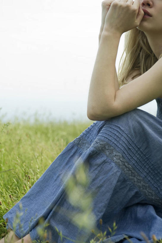 西方人,一个人,坐,竖图,室外,白天,侧面,裙子,草地,草坪,植物,欧洲,欧洲人,仅一个年轻女性,仅一个女性,仅一个人,撑,连衣裙,托腮,草,绿色,天空,天,托,搭,吊带裙,搭着,托下巴,单手托腮,年轻女性,女人,女性,白种人,坐着,半身,彩图
