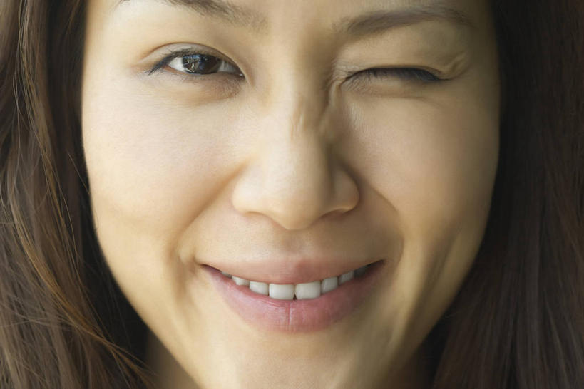 西方人,脸,头,脸颊,头发,一个人,笑,微笑,露齿笑,横图,室内,特写,白天,正面,欧洲,欧洲人,仅一个年轻女性,仅一个女性,仅一个人,棕色,注视,观察,看,眯眼,眯,观看,察看,关注,年轻女性,女人,女性,白种人,头部,长发,直发,脸部,脸蛋,面部,半身,彩图