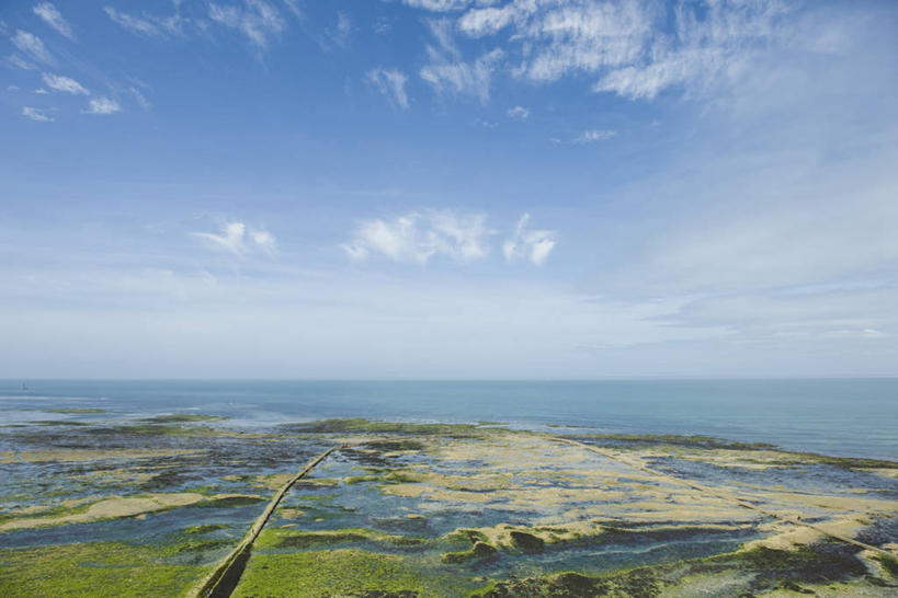 无人,横图,俯视,航拍,室外,白天,旅游,度假,草地,草原,海浪,海洋,美景,沙滩,植物,法国,欧洲,沙子,海岸,景观,旷野,浪花,水平线,云,云朵,辽阔,海平线,沙地,云彩,娱乐,草,蓝色,绿色,白云,蓝天,天空,自然,海水,天,享受,休闲,广阔,景色,放松,晴朗,一望无际,鸟瞰,自然风光,原野,海景,法兰西共和国,法兰西第五共和国,无边无际,一马平川,普瓦图.夏朗德,普瓦图.夏朗德大区,夏朗德省,大海,风浪,海,海水的波动,海滩,近岸浪,涌浪,晴空,彩图,高角度拍摄,水天相接,水天一线