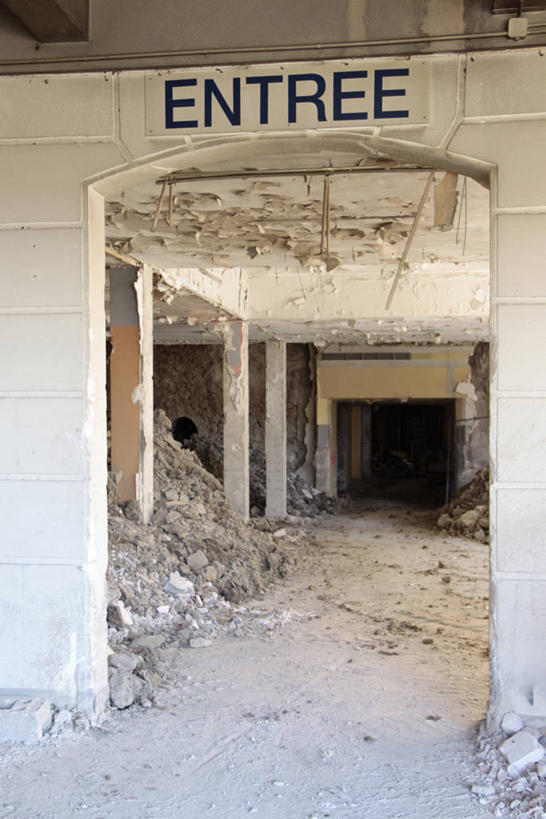 无人,竖图,室内,白天,正面,度假,美景,城市风光,城市,法国,欧洲,朦胧,模糊,英文,标志,文字,字符,字母,景观,走道,走廊,过道,娱乐,标识,享受,休闲,景色,放松,英文字母,法兰西共和国,法兰西第五共和国,伤害,损伤,毁伤,损害,彩图,侵害