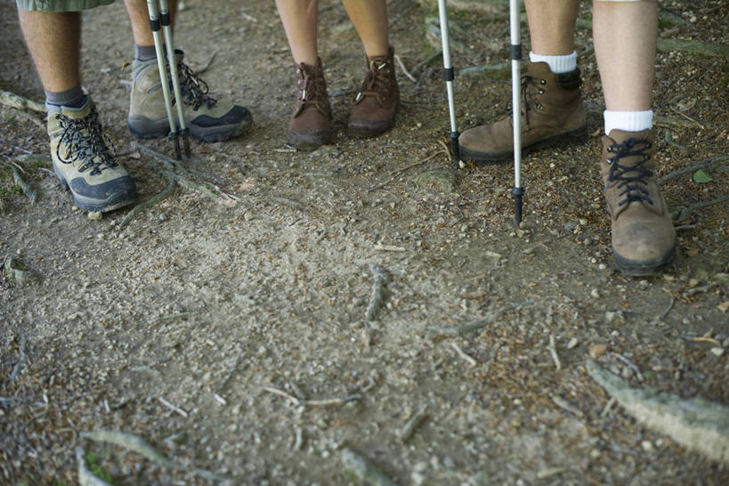 西方人,三个人,伙伴,朋友,站,横图,俯视,室外,白天,运动鞋,旅游,度假,友谊,美景,鞋子,西班牙,欧洲,巴塞罗那,欧洲人,握,工具,器材,景观,拿,拿着,娱乐,自然,站着,享受,休闲,器械,景色,放松,握着,拐杖,休闲鞋,南欧,自然风光,首府,加泰罗尼亚,西班牙王国,登山杖,辅助设备,登山棍,友情,男人,男性,年轻男性,年轻女性,女人,女性,白种人,登山,爬山,站立,半身,彩图,高角度拍摄
