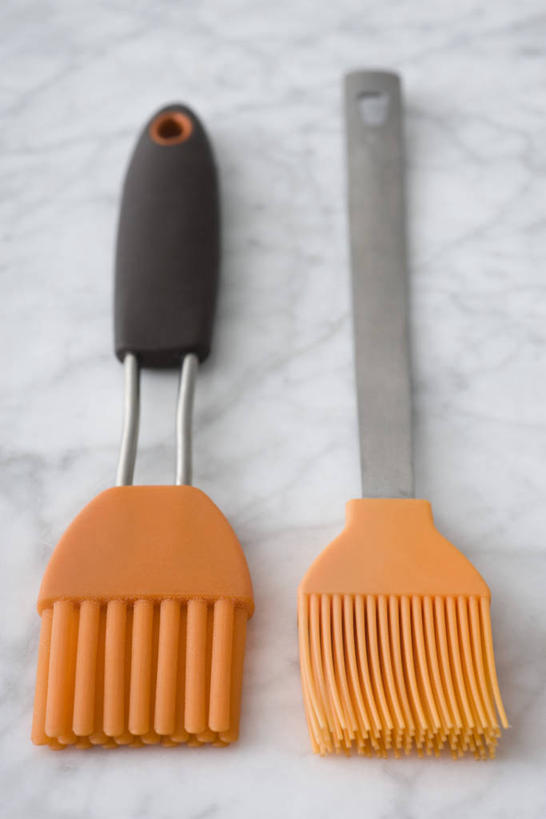无人,竖图,俯视,室内,特写,白天,烹饪,静物,厨具,阴影,反射,影子,两个,刷子,橙色,摄影,影棚,烹饪用具,烹调用具,烹调,彩图,高角度拍摄,影棚拍摄,拍摄,烧烤刷