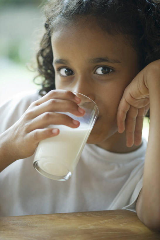 牛奶,西方人,儿童,一个人,坐,竖图,室内,白天,正面,纯洁,桌面,桌子,杯子,欧洲,欧洲人,仅一个女性,仅一个人,撑,喝,握,服装,朦胧,模糊,木制,饮品,一杯,营养,拿,拿着,托腮,注视,休闲装,玻璃制品,饮料,小孩,衣服,白色,木制品,水杯,观察,看,托,仅一个小孩,休闲,休闲服,可爱,童年,童趣,握着,服饰,观看,察看,乳制品,奶,牛乳,关注,托下巴,童真,烂漫,无邪,安神,单手托腮,天真,女孩,女人,女性,白种人,孩子,玻璃杯,坐着,半身,彩图,女生