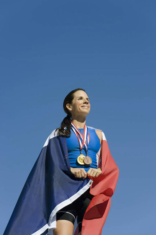 西方人,一个人,运动员,站,竖图,室外,白天,仰视,运动服,成功,胜利,旗帜,国旗,欧洲,欧洲人,仅一个女性,仅一个人,一面,握,阴影,服装,光线,影子,拿,拿着,注视,衣服,蓝色,蓝天,天空,阳光,天,观察,看,站着,仅一个中年女性,光彩,握着,服饰,晴朗,观看,察看,衣着,穿着,关注,奖牌,金牌,荣誉,奖品,铜牌,法国国旗,万里无云,荣耀,衣饰,光荣,女人,女性,中年女性,白种人,旗,晴空,晴空万里,体育运动员,运动选手,抬头,仰头,站立,半身,彩图,低角度拍摄,三色旗,运动装