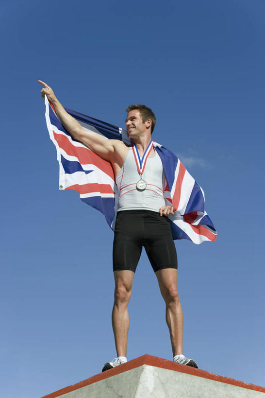 西方人,一个人,运动员,站,举,竖图,室外,白天,仰视,运动服,成功,胜利,旗帜,国旗,欧洲,欧洲人,仅一个男性,仅一个人,仅一个中年男性,一面,握,阴影,服装,光线,影子,拿,拿着,扭头,注视,衣服,蓝色,蓝天,天空,阳光,英国国旗,天,观察,看,托,站着,转头,光彩,握着,服饰,晴朗,观看,察看,米字旗,衣着,穿着,关注,奖牌,荣誉,奖品,银牌,万里无云,荣耀,衣饰,光荣,男人,男性,中年男性,白种人,旗,晴空,晴空万里,体育运动员,运动选手,举起,举手,举着,向上举,向上伸,向上托,站立,彩图,低角度拍摄,全身,运动装