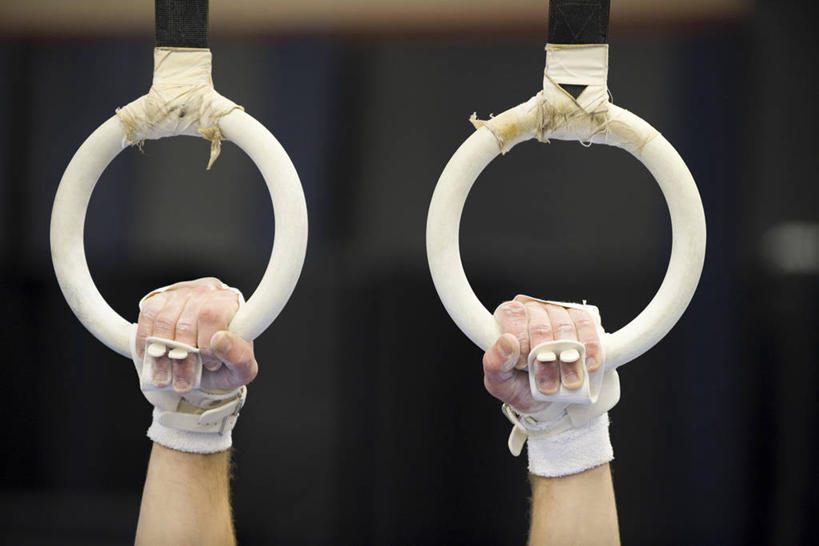 西方人,手,一个人,运动员,体育馆,运动场,横图,室内,特写,白天,正面,锻炼,运动,吊环,石头,欧洲,欧洲人,双手,仅一个男性,仅一个人,握,矿石,纱布,石子,运动器械,体育场,仅一个年轻男性,手部,健身器械,治疗,握着,固定,医疗,矿物,健身器材,皂石,运动馆,止血,体育,男人,男性,年轻男性,白种人,绷带,石块,岩石,体育运动员,运动选手,半身,彩图,健身,硅酸盐矿物,填充剂,吸附剂,运动器材