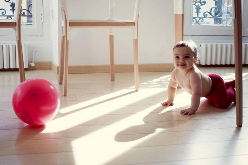 西方人,婴儿,儿童,一个人,笑,微笑,横图,室内,白天,侧面,游戏,纯洁,窗户,地板,玩具,欧洲,欧洲人,仅一个人,阴影,裤子,反射,影子,墙,地面,玩,注视,娱乐,裸露,木地板,玻璃窗,墙壁,墙面,小孩,红色,白色,观察,看,趴着,休闲,橡胶,可爱,益智,活泼,皮球,观看,活动,察看,发泄,关注,消遣,智力,宝宝,裸,橡胶制品,纯真,烂漫,无邪,宣泄,空心球,伶俐,天真,白种人,孩子,趴,玩耍,嬉戏,彩图,全身