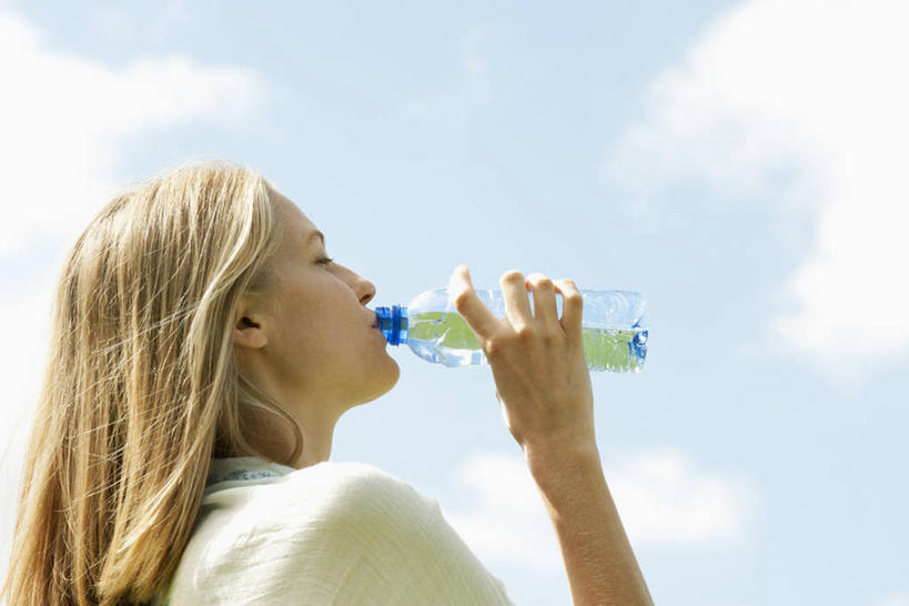 西方人,手,一个人,站,举,闭眼,横图,室外,白天,仰视,欧洲,欧洲人,仅一个年轻女性,仅一个女性,仅一个人,喝,阴影,服装,光线,影子,云,云朵,饮品,云彩,休闲装,饮料,衣服,蓝色,白云,蓝天,天空,阳光,瓶子,塑料制品,天,托,站着,休闲,手部,休闲服,塑料瓶,服饰,晴朗,单手,可口,能量,补充,适口,年轻女性,女人,女性,白种人,晴空,闭眼睛,闭着眼,闭着眼睛,举起,举手,举着,向上举,向上伸,向上托,站立,半身,彩图,低角度拍摄,能量饮料