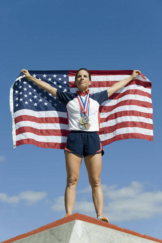西方人,一个人,运动员,站,举,伸展双臂,竖图,室外,白天,仰视,运动服,成功,胜利,旗帜,国旗,欧洲,欧洲人,仅一个女性,仅一个人,阴影,服装,光线,影子,云,云朵,云彩,注视,星条旗,衣服,蓝色,白云,蓝天,天空,阳光,天,观察,看,托,站着,仅一个中年女性,光彩,美国国旗,服饰,晴朗,观看,察看,颁奖台,衣着,穿着,关注,奖牌,荣誉,奖品,荣耀,衣饰,光荣,女人,女性,中年女性,白种人,旗,晴空,体育运动员,运动选手,敞开双臂,举起,举手,举着,伸开双臂,向上举,向上伸,向上托,展开双肩,站立,张开手臂,张开双臂,彩图,低角度拍摄,全身,美利坚合众国国旗,运动装