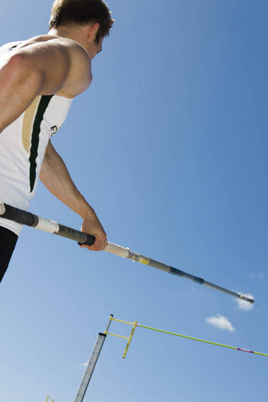 西方人,一个人,运动员,栏杆,竖图,室外,白天,仰视,运动服,撑杆跳高,欧洲,欧洲人,仅一个男性,仅一个人,仅一个中年男性,握,阴影,服装,光线,影子,围栏,注视,运动器械,护栏,衣服,蓝色,蓝天,天空,阳光,天,观察,看,健身器械,握着,服饰,晴朗,观看,察看,衣着,穿着,关注,健身器材,万里无云,衣饰,撑竿跳,撑竿跳高,撑杆跳,男人,男性,中年男性,白种人,晴空,晴空万里,体育运动员,运动选手,半身,彩图,低角度拍摄,运动器材,运动装