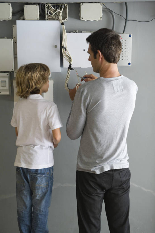 西方人,儿童,中年人,两个人,家庭,父亲,儿子,站,竖图,室内,白天,纯洁,安全,金属制品,欧洲,欧洲人,连接,握,阴影,组合,服装,反射,金属,工具,影子,墙,防护,注视,休闲装,墙壁,墙面,小孩,背面,衣服,观察,看,站着,休闲,温暖,温馨,父子,一家人,休闲服,父爱,可爱,童年,童趣,握着,服饰,观看,螺丝刀,修理,保护,起子,链接,五金,和睦,察看,紧固,关注,拼接,保险丝,拼凑,保险,童真,烂漫,无邪,拼合,凑集,聚合,撮合,链结,保全,周全,安稳,安定,牢固,改锥,电流保险丝,熔断器,平安,天真,男孩,男人,男性,中年男性,白种人,孩子,站立,半身,彩图,融洽,男生