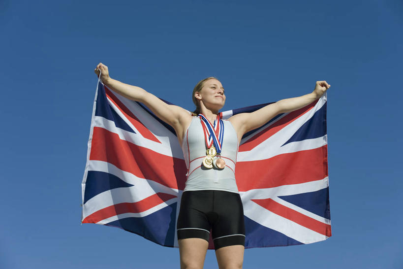 西方人,一个人,运动员,站,伸展双臂,笑,微笑,露齿笑,横图,室外,白天,仰视,运动服,成功,胜利,旗帜,国旗,欧洲,欧洲人,仅一个年轻女性,仅一个女性,仅一个人,阴影,服装,光线,领奖台,影子,扭头,注视,衣服,蓝色,蓝天,天空,阳光,英国国旗,天,观察,看,站着,转头,光彩,服饰,晴朗,观看,察看,米字旗,颁奖台,衣着,穿着,关注,奖牌,荣誉,奖品,万里无云,荣耀,衣饰,光荣,年轻女性,女人,女性,白种人,旗,晴空,晴空万里,体育运动员,运动选手,敞开双臂,伸开双臂,展开双肩,站立,张开手臂,张开双臂,半身,彩图,低角度拍摄,运动装