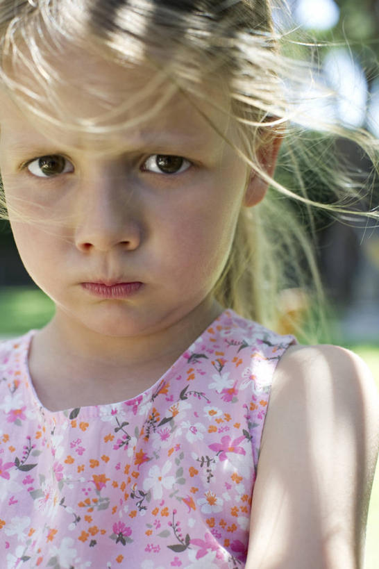 西方人,儿童,脸,头,脸颊,头发,一个人,站,笑,微笑,竖图,室外,特写,白天,正面,纯洁,草地,草坪,植物,欧洲,欧洲人,仅一个女性,仅一个人,阴影,服装,朦胧,模糊,光线,影子,注视,休闲装,肩膀,草,树,树木,小孩,衣服,绿色,阳光,自然,观察,看,站着,仅一个小孩,休闲,休闲服,金色,可爱,童年,童趣,服饰,生长,成长,观看,察看,关注,童真,烂漫,无邪,负气,赌气,天真,女孩,女人,女性,白种人,孩子,头部,长发,直发,脸部,脸蛋,面部,站立,半身,彩图,女生