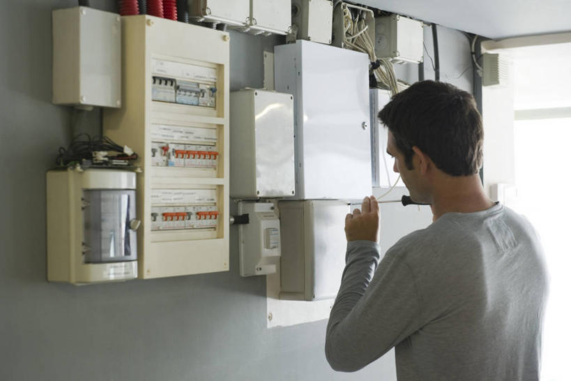 西方人,一个人,站,横图,室内,白天,侧面,安全,欧洲,欧洲人,仅一个男性,仅一个人,仅一个中年男性,握,阴影,服装,反射,影子,墙,防护,注视,休闲装,墙壁,墙面,衣服,打开,观察,看,站着,休闲,休闲服,握着,服饰,观看,保护,察看,开启,关注,保险丝,保险,保全,周全,安稳,安定,电流保险丝,熔断器,平安,男人,男性,中年男性,白种人,站立,半身,彩图