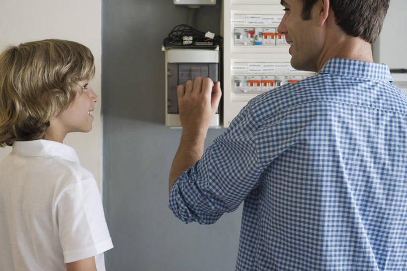 西方人,儿童,中年人,两个人,家庭,父亲,儿子,站,说,横图,室内,白天,讨论,纯洁,安全,金属制品,欧洲,欧洲人,连接,握,阴影,组合,服装,反射,金属,工具,影子,墙,防护,注视,休闲装,相视,墙壁,墙面,小孩,背面,衣服,观察,看,站着,休闲,温暖,温馨,父子,一家人,面对面,休闲服,父爱,可爱,童年,童趣,握着,服饰,观看,螺丝刀,修理,对视,保护,起子,链接,五金,和睦,察看,互视,紧固,关注,拼接,保险丝,拼凑,保险,相对,童真,烂漫,无邪,相看,拼合,凑集,聚合,撮合,链结,保全,周全,安稳,安定,牢固,改锥,电流保险丝,熔断器,交流,平安,天真,男孩,男人,男性,中年男性,白种人,孩子,沟通,讲话,交谈,商讨,说话,谈话,站立,半身,彩图,融洽,男生