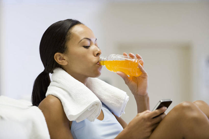 西方人,一个人,运动员,坐,打电话,横图,室内,白天,侧面,电话,手机,欧洲,欧洲人,仅一个年轻女性,仅一个女性,仅一个人,一条,喝,握,阴影,服装,朦胧,模糊,反射,背心,纺织物,影子,墙,饮品,注视,通讯设备,墙壁,墙面,饮料,衣服,黄色,瓶子,塑料制品,毛巾,低头,观察,看,清洁,塑料瓶,握着,服饰,观看,保暖,察看,衣着,穿着,关注,可口,能量,透气,防水,补充,衣饰,储水,耐磨,吸水,适口,交流,年轻女性,女人,女性,白种人,体育运动员,运动选手,沟通,通话,坐着,半身,彩图,能量饮料