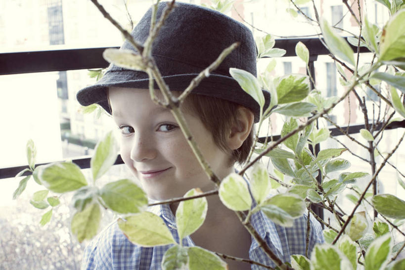 西方人,儿童,脸,头,脸颊,一个人,栏杆,站,笑,微笑,横图,室外,特写,白天,正面,纯洁,植物,帽子,欧洲,欧洲人,仅一个男性,仅一个人,躲藏,阴影,服装,反射,影子,围栏,枝条,注视,休闲装,礼帽,护栏,肩膀,树,树木,树枝,小孩,衣服,观察,看,站着,仅一个小孩,休闲,休闲服,可爱,童年,童趣,服饰,观看,察看,隐藏,关注,童真,烂漫,无邪,一顶,潜藏,虬枝,枝杈,天真,男孩,男人,男性,白种人,孩子,头部,脸部,脸蛋,面部,站立,半身,彩图,男生