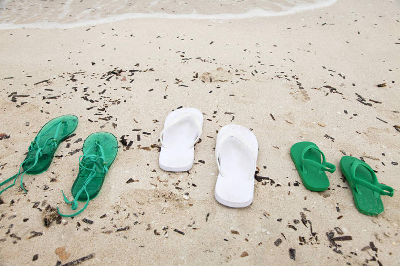 无人,横图,俯视,室外,特写,白天,凉鞋,美景,沙滩,鞋子,三双,阴影,光线,沙子,影子,海岸,景观,沙地,绿色,白色,阳光,自然,景色,自然风光,海滩,彩图,高角度拍摄,夹趾拖鞋,人字拖,人字拖鞋