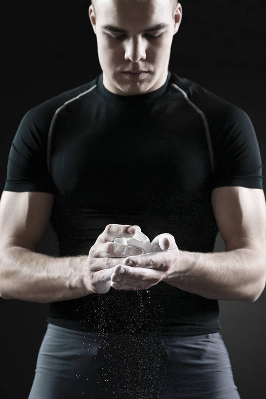 西方人,一个人,运动员,站,竖图,室内,白天,正面,运动服,欧洲,欧洲人,仅一个男性,仅一个人,握,阴影,黑色背景,服装,裤子,反射,影子,注视,运动裤,仅一个年轻男性,衣服,黑色,低头,观察,看,站着,握着,摄影,服饰,影棚,观看,察看,衣着,穿着,关注,防滑,碳酸镁,衣饰,男人,男性,年轻男性,白种人,体育运动员,运动选手,站立,半身,彩图,影棚拍摄,拍摄,吸汗,运动镁粉,防滑镁粉,防滑粉,运动装